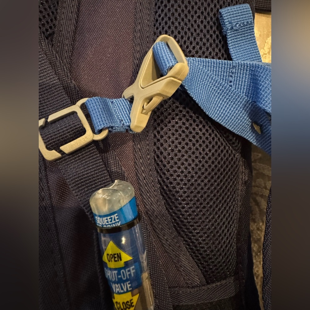 NWT Navy and Gray Hydration H2O Backpack. 2 Litres capacity - Picture 3 of 13